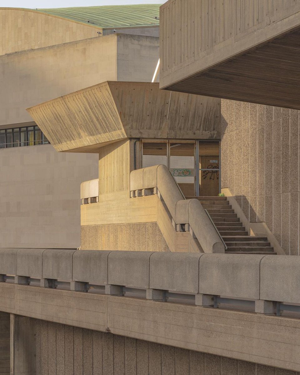 Southbank Centre by Robert Matthew and Leslie Martin (1951), Allies and Morrison (2007), London 🇬🇧
bit.ly/39OURDd #London