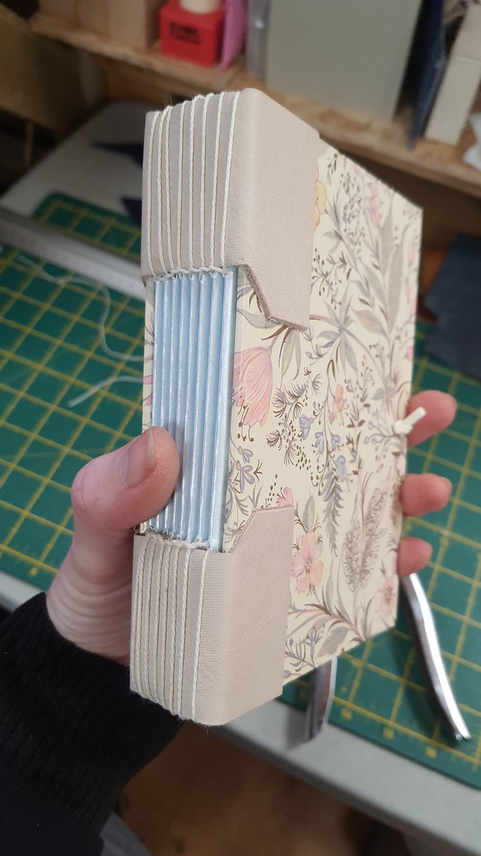 Guiwenneth's tweet photo. Made a one of these. Great for using smaller leather scraps. Not sure on the shiny blue but I am liking the colour pop on the spine (plain blank pages inside). #handmade #bookbinding #bookbinder #handmadejournals #handmadenotebooks #stationery https://t.co/ITTHSqTfZx