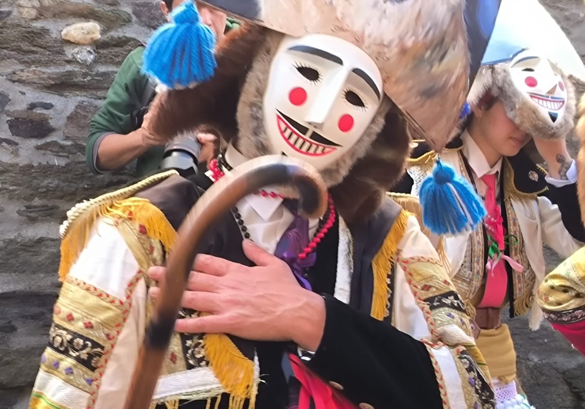 GABI_begonha's tweet photo. #Entroido #Maceda #Felo #Verin #Cigarron #vianadobolo #Folion #Androlla Un luxo gozar do #Antroido #cultura #tradicions #paisaxe #pobos de #Galicia con grandes AMIGOs !A pandemia fixoo imposible 3anos ! nunca valoramos suficiente a #SAUDE e a #AMIZADE Que nunca nos falten 🤗🎭🩺 https://t.co/SPspRhV3bn