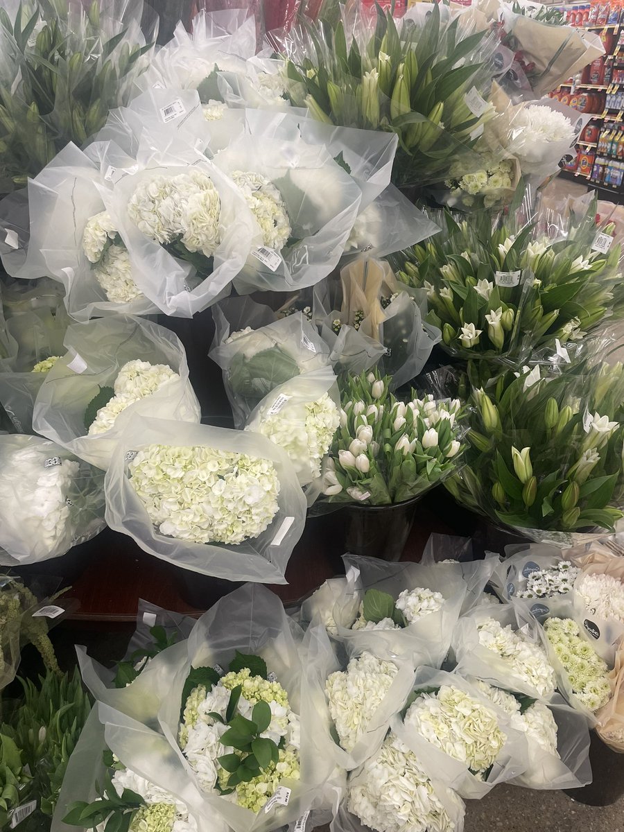vic_nic98's tweet photo. Hi! Go buy yourself some flowers! They’re so pretty rn😍 Make your own bouquet! Don’t overlook the ones beginning to open! Starting to find Tulips at the store too. Use cold or iced water to prolong their life! Okay bye off to the store for more 🌷💐🌹 https://t.co/yNn3ixZIcs