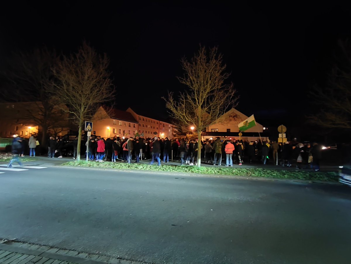 WeberKili's tweet photo. 18:29 Ich bin ab jetzt im sächsischen Eilenburg. Am heutigen Montag findet hier eine rassistische Demonstration gegen eine geplante Geflüchtetenunterkunft.

Aktuell sammelt sich die Demo auf dem Parkplatz am Nordring

#le2002 #Eilenburg #Rassismus #extremeRechte https://t.co/pIypVgBpck