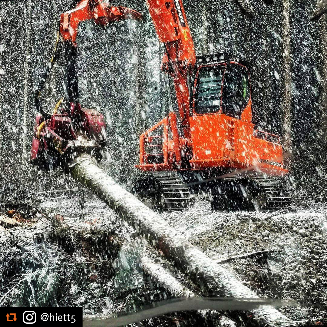 DEVELONna's tweet photo. We don’t believe in snow days. #logloader https://t.co/Ehs3r8dfyt