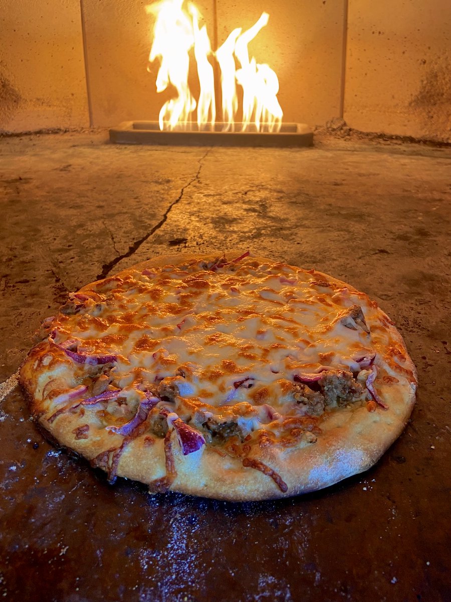 Pizza of the week! 

Hot &amp; fresh from our brick oven, the Italian Sausage Pesto Pizza! Our sourdough crust is topped with basil pesto, garlic, tomatoes, house made Italian sausage, red onion, and mozzarella cheese. Check out all our daily features at Flatbranch.com!