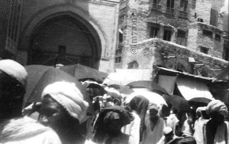 LM7TON's tweet photo. ◦ #باب_إبراهيم(أحد أضخم أبواب #المسجد_الحرام)كما بدا ،منتصف القرن الميلادي الماضي تقريبا،في لقطة خجولة من شارع #السوق_الصغير.
       ◦إلى يمين الداخل من هذا الباب يظهر موضع أشهر أربطة #مكة #رباط_رامشت.

       ◦واقف هذا الرباط شخصية مثيرة للبحث والتقصي رغم شح المعلومات https://t.co/ivCpjTHdBF
