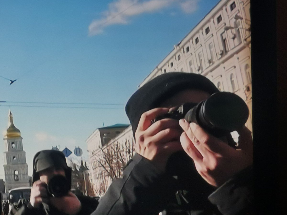 Ik ben geen fotograaf maar het lijkt mij  er op dat deze fotograaf een slechte dag had bij het bezoek van biden aan de Oekraïne.
Beeld is van het <a href="/NOS/">NOS</a> journaal van 18.00 vandaag