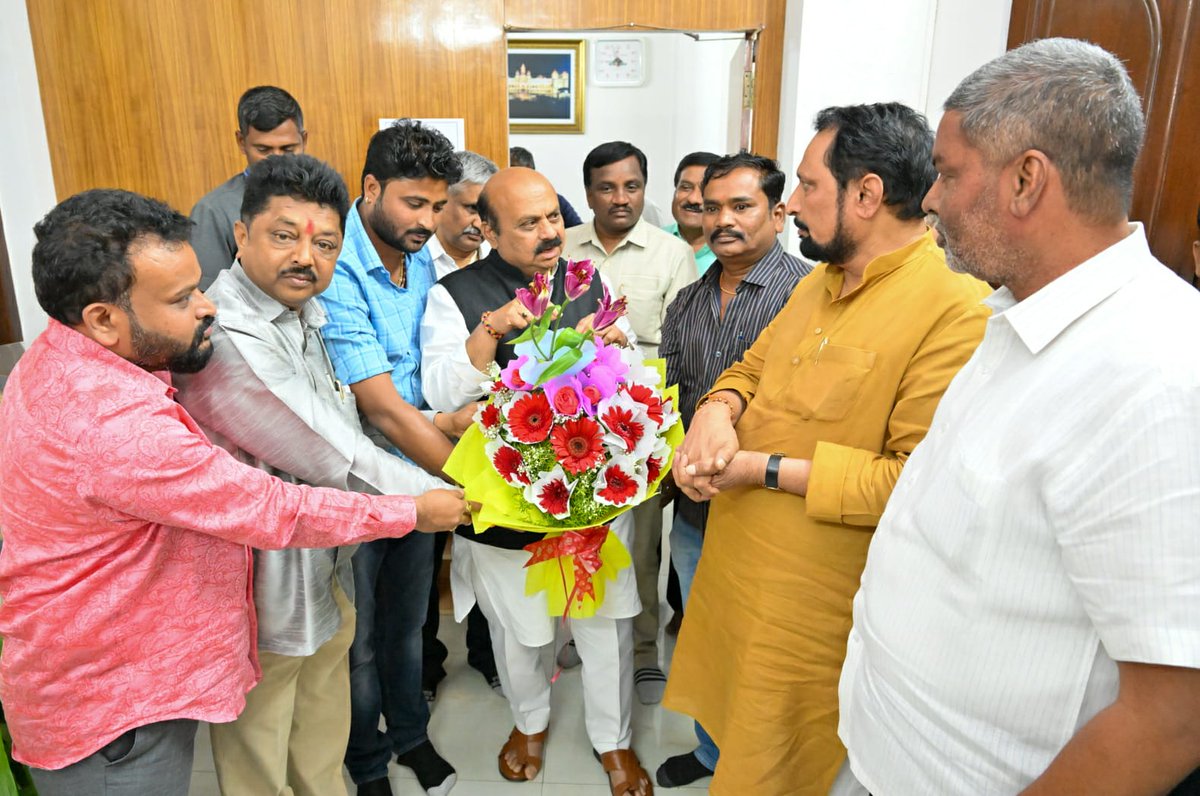 CMofKarnataka's tweet photo. ಹಡಪದ ಅಭಿವೃದ್ದಿ ನಿಗಮ‌ ಸ್ಥಾಪನೆ ಮಾಡಿ ಆದೇಶ ಹೊರಡಿಸಿದ್ದ ಹಿನ್ನೆಲೆಯಲ್ಲಿ ಮುಖ್ಯಮಂತ್ರಿ  @BSBommai ಅವರನ್ನು ಹಡಪದ ಸಮಾಜದ ಮುಖಂಡರು ಅಭಿನಂದನೆ ಸಲ್ಲಿಸಿದರು.
ಈ ಸಂದರ್ಭದಲ್ಲಿ ಮಾಜಿ ಡಿಸಿಎಂ ಲಕ್ಷ್ಮಣ ಸವದಿ, ಶಾಸಕ ಬಾಲಚಂದ್ರ ಜಾರಕಿಹೊಳಿ ಹಾಜರಿದ್ದರು. https://t.co/lc0NyKZVv9