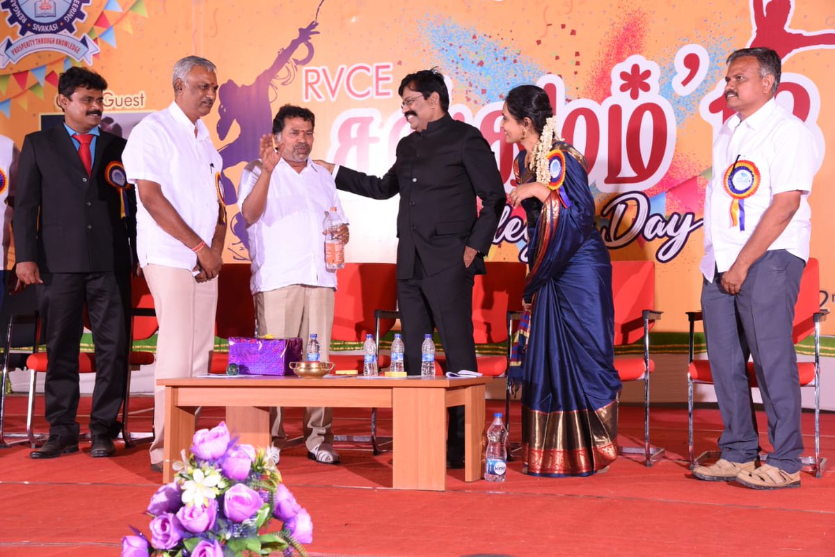 KaliyamurthySp's tweet photo. சமீபத்தில் மறைந்த நடிகர் திரு. மயில்சாமி அவர்கள், நான் அதிகம் படிக்கவில்லை என்று சொல்லிக் கொண்டே, படித்தவர்களை விட அற்புதமான கருத்துக்களை மேடையில் அள்ளித் தெளிக்க கூடிய பிறருக்கு உதவுவதை வாழ்க்கையின் குறிக்கோளாகக் கொண்டு வாழ்ந்த மனிதநேயம் உள்ள ஒரு மாபெரும் மனிதர். https://t.co/WEk1l8x0PH