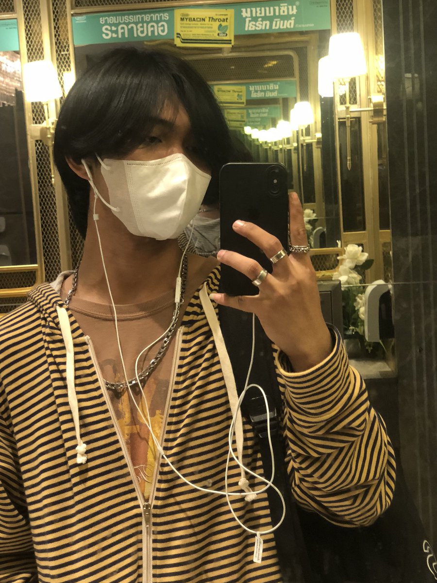 p_pxnr's tweet photo. สายหูฟังพันคอตายซะ😵 https://t.co/dXMpntIQyw