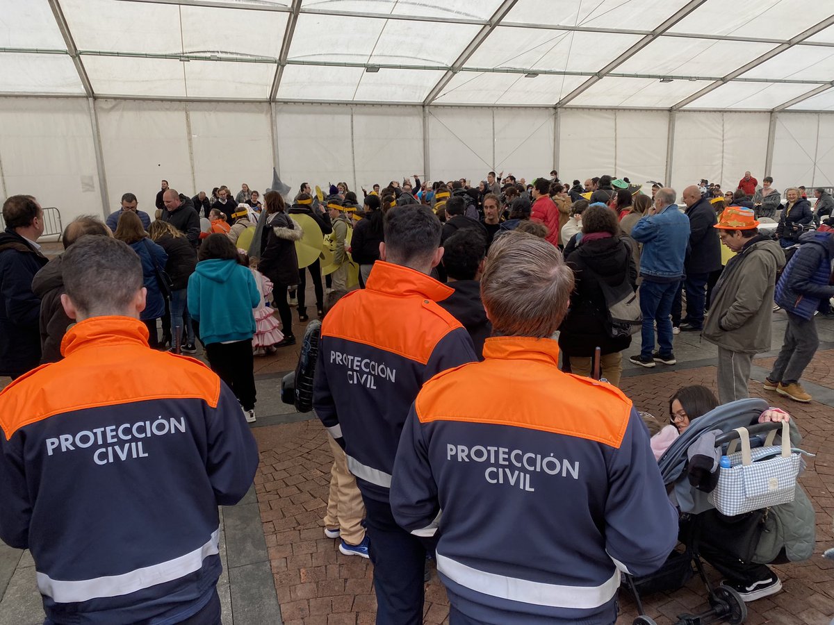 EmergenciaAvila's tweet photo. 🎭 Durante el día de hoy #PolicíaLocalAv y @ProteCivilAvila hemos prestado servicio en las fiestas de los carnavales de la discapacidad y de la experiencia en la carpa del Mercado Chico, dentro de los actos del #CarnavalAV organizado por el @Ayto_Avila. https://t.co/k5oLF6SK3s