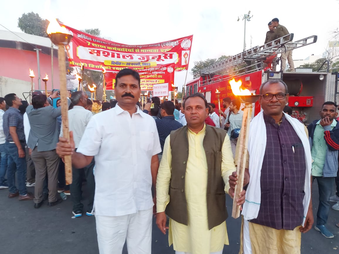 राज्य के सरकारी कर्मचारियों का विशाल मशाल जुलूस जयपुर में,बजट में अधूरी रही माँगों को पूरा करवाने की माँग को अखिल राजस्थान राज्य कर्मचारी संयुक्त महासंघ एकीकृत के बैनर तले हुआ प्रदर्शन।
<a href="/ashokgehlot51/">Ashok Gehlot</a> 
<a href="/zeerajasthan_/">ZEE Rajasthan</a> 
<a href="/News18Rajasthan/">News18 Rajasthan</a> 
<a href="/Shaikshiksraj/">शैक्षिक समाचार राजस्थान</a>
