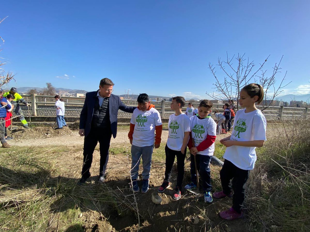LuisSalvador's tweet photo. TRABAJO EN EQUIPO para el #AnilloVerdeGranada donde plantaremos más de 200.000 árboles 🌲 🌳 🌿. Proyecto del @aytogr en colaboración con @PlantForThePlan y otros ayuntamientos del área metropolitana de #Granada. https://t.co/jiHWwomHTk