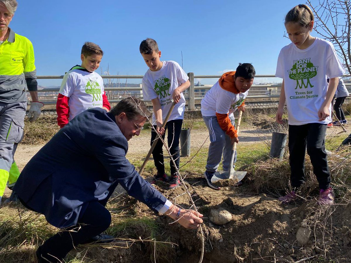 LuisSalvador's tweet photo. TRABAJO EN EQUIPO para el #AnilloVerdeGranada donde plantaremos más de 200.000 árboles 🌲 🌳 🌿. Proyecto del @aytogr en colaboración con @PlantForThePlan y otros ayuntamientos del área metropolitana de #Granada. https://t.co/jiHWwomHTk