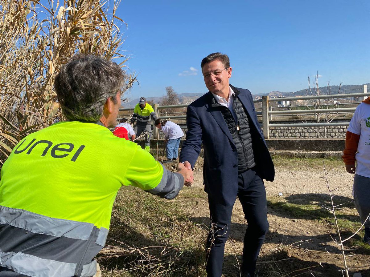 LuisSalvador's tweet photo. TRABAJO EN EQUIPO para el #AnilloVerdeGranada donde plantaremos más de 200.000 árboles 🌲 🌳 🌿. Proyecto del @aytogr en colaboración con @PlantForThePlan y otros ayuntamientos del área metropolitana de #Granada. https://t.co/jiHWwomHTk
