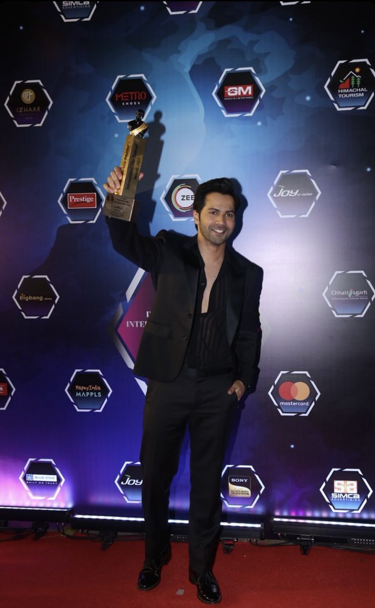 MaddockFilms's tweet photo. Varun Dhawan howls loud with #Bhediya!🐺
Congratulations @varundvn on winning Best Actor - Critics at the Dadasaheb Phalke International Film Festival! ❤️ @Dpiff_official

#DineshVijan @amarkaushik @nirenbhatt @jiostudios #MaddockFilms #dpiff #dpiff2023 #dpiffawards #varundhawan https://t.co/UNdn8M8mWE