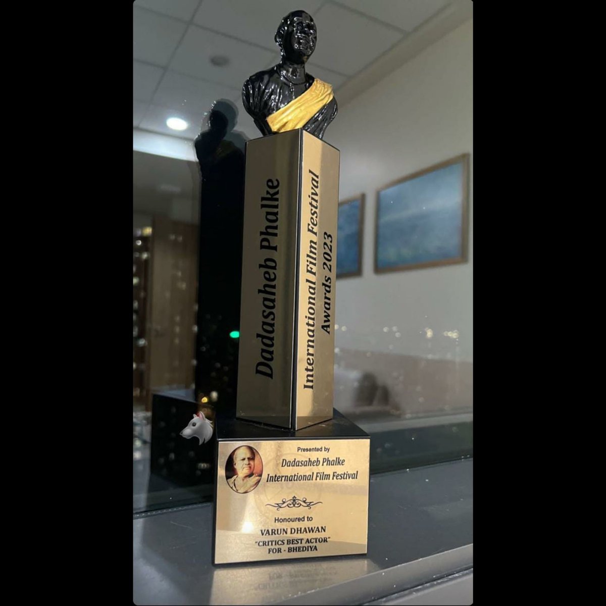 MaddockFilms's tweet photo. Varun Dhawan howls loud with #Bhediya!🐺
Congratulations @varundvn on winning Best Actor - Critics at the Dadasaheb Phalke International Film Festival! ❤️ @Dpiff_official

#DineshVijan @amarkaushik @nirenbhatt @jiostudios #MaddockFilms #dpiff #dpiff2023 #dpiffawards #varundhawan https://t.co/UNdn8M8mWE