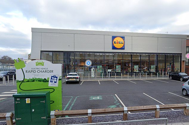 TheNorskaPaul's tweet photo. Oh the irony ๐
#Cheltenham councillor - #MaxWilkinson - slapped with a ยฃ90 fine after he charged his electric car at Lidl on Swindon Road for two hours while he did his grocery shop.ย
The sign clearly stated only 90 mins free & he was fuming ๐ https://t.co/FnpoxAfvBK