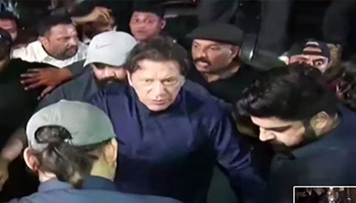jaagtv's tweet photo. لاہور ہائیکورٹ نے چیئرمین پی ٹی آئی عمران خان کی حفاظتی ضمانت منظور کرلی۔
جسٹس علی باقر نجفی کی سربراہی میں 2 رکنی بینچ نے درخواست پر سماعت کی، عمران خان کی تھانہ سنگجانی میں درج مقدمے میں حفاظتی ضمانت منظور کی گئی۔

#ImranKhanForPakistan #PTI https://t.co/yYmOSMqIm5