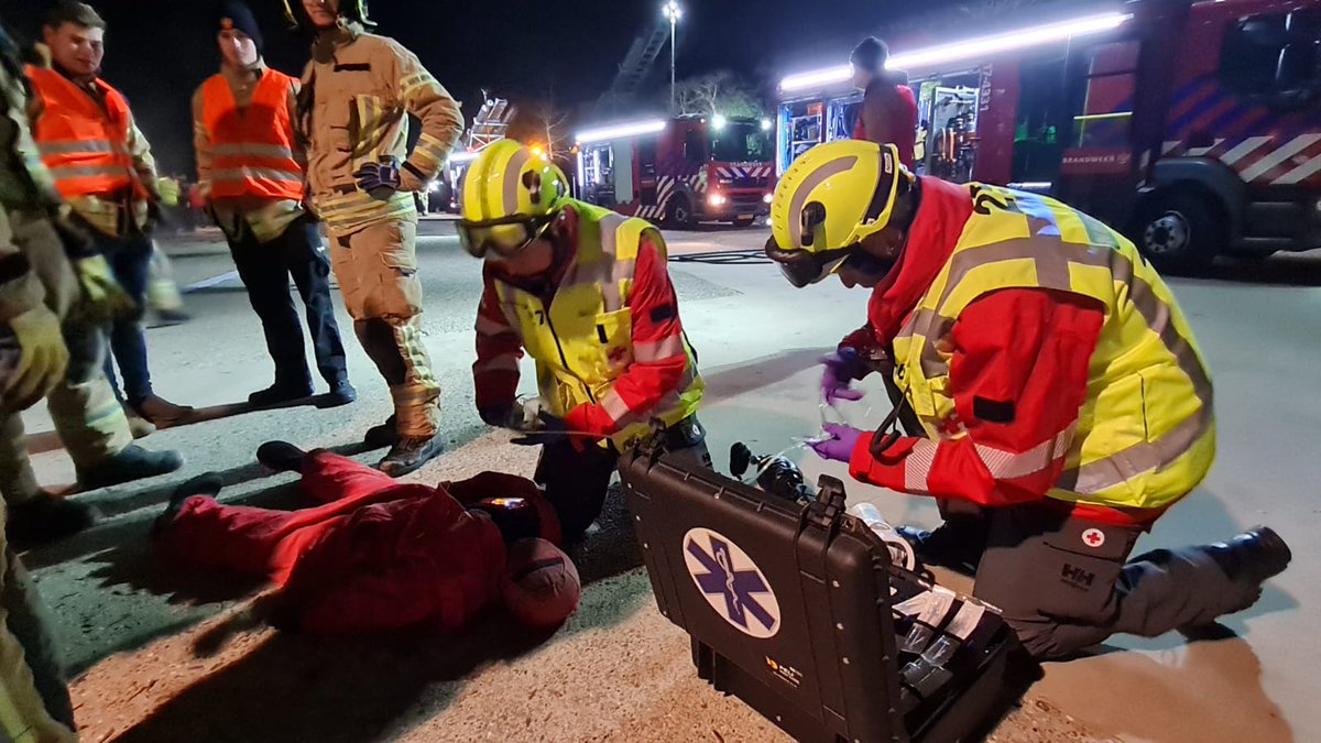 NHTPlus's tweet photo. Een serie van 4 oefenavonden mee mogen doen als tegenspel voor de brandweer @Vr_RR #leerzaam #lerenisleuk #NHTPlus https://t.co/eVImKrwYHr