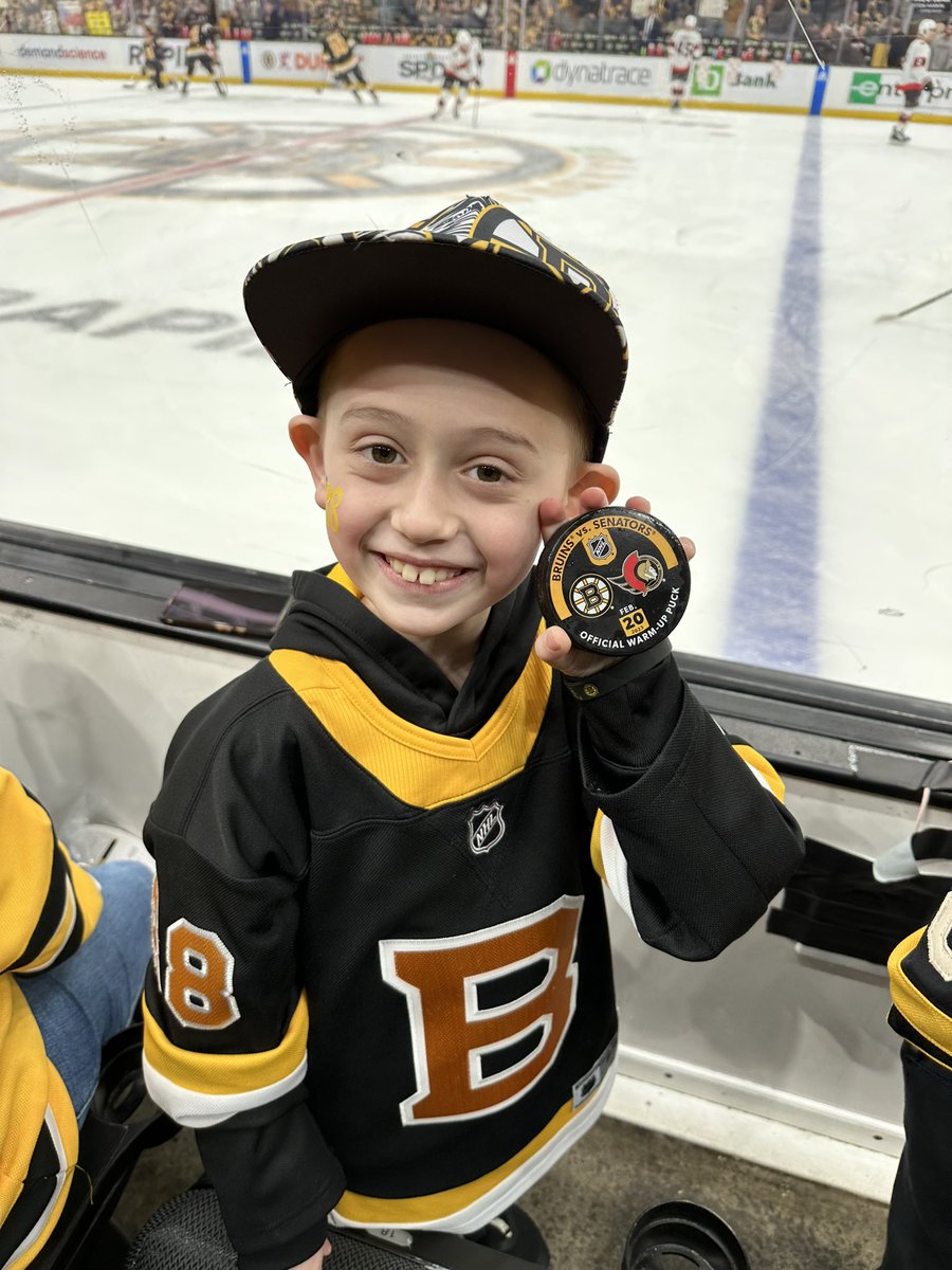 TChernicki's tweet photo. What a start to his Birthday!#NHLBRUINS #MoheganSunFanPhotos https://t.co/nUrRE6ZZVo