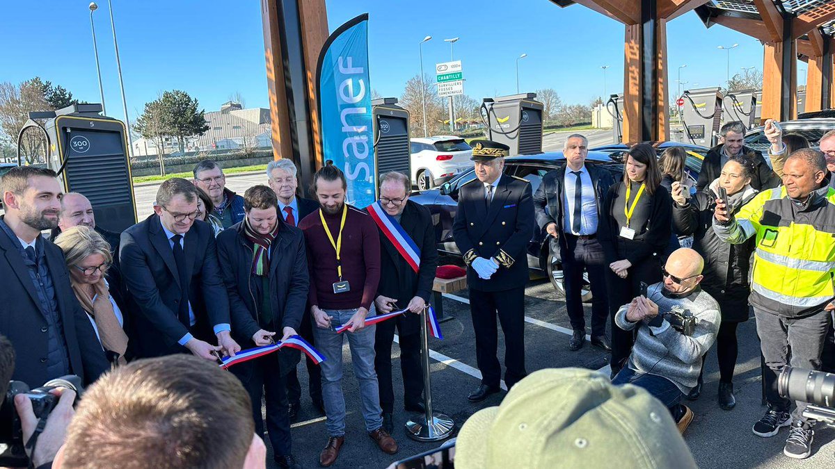 AvereFrance's tweet photo. [Inauguration]

"Rendre la route plus verte" pour "encore accélérer le développement de la mobilité #électrique" : tel était le crédo, cet après-midi, du ministre chargé des Transports @CBeaune lors de l'inauguration de la station de #recharge @Fastned de l'aire de Vémars Est. 👇 https://t.co/Y9l8kMj6C6
