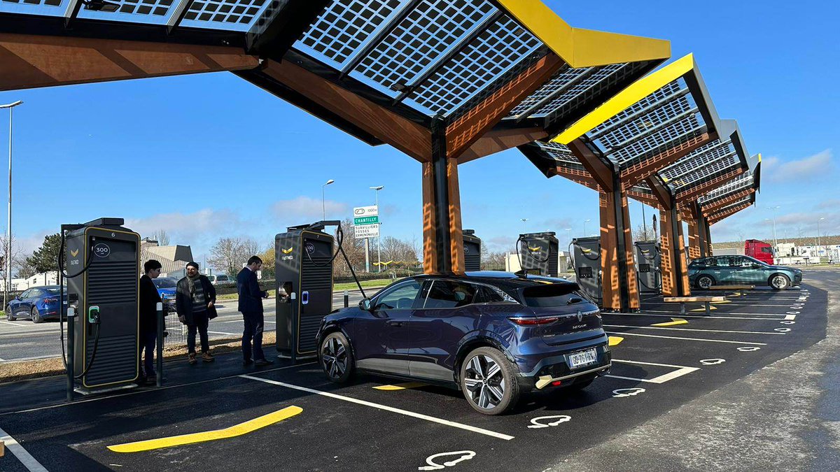 AvereFrance's tweet photo. [Inauguration]

"Rendre la route plus verte" pour "encore accélérer le développement de la mobilité #électrique" : tel était le crédo, cet après-midi, du ministre chargé des Transports @CBeaune lors de l'inauguration de la station de #recharge @Fastned de l'aire de Vémars Est. 👇 https://t.co/Y9l8kMj6C6