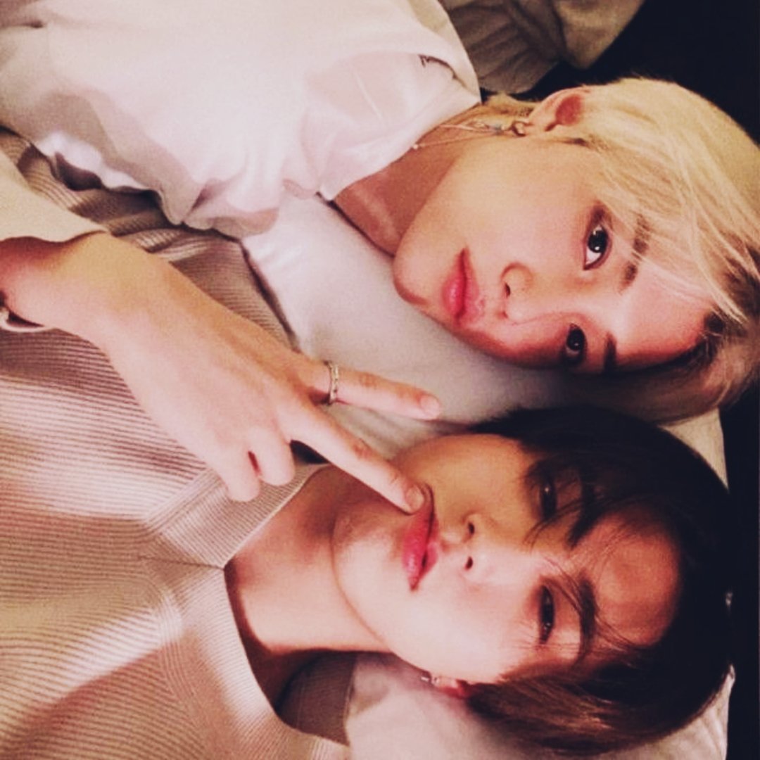 kk1kui's tweet photo. #jilixau о невинной влюблённости, показавшей маленьким сердцам огромный мир.

– сони, ты замечательный!- феликс ярко-ярко улыбается, кажется, светясь ярче пионерского костра.
– ты тоже, ликси.- мальчик сжимает ладошку, прижимая её к сердцу. https://t.co/eWo0GbrjBJ