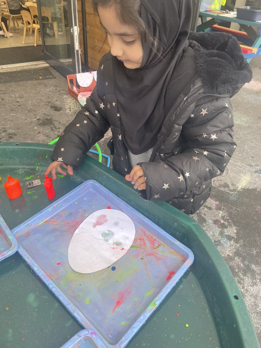MrsGriffiths7's tweet image. The children had a go at using marbling inks to create their own mysterious egg! 🥚🥚🥚 @StanleyGrovePA #eggs #marbling #expressivearts #eyfs #art #creative