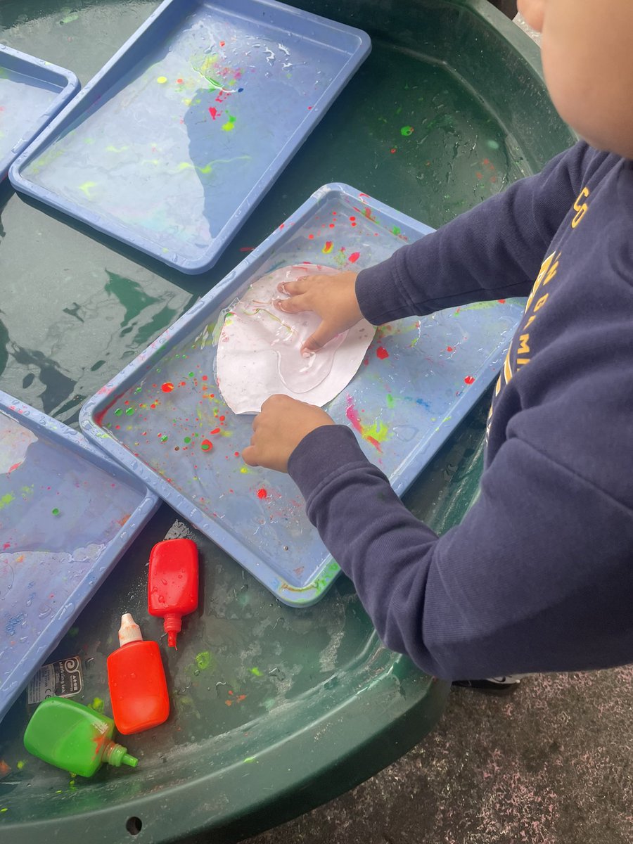 MrsGriffiths7's tweet image. The children had a go at using marbling inks to create their own mysterious egg! 🥚🥚🥚 @StanleyGrovePA #eggs #marbling #expressivearts #eyfs #art #creative