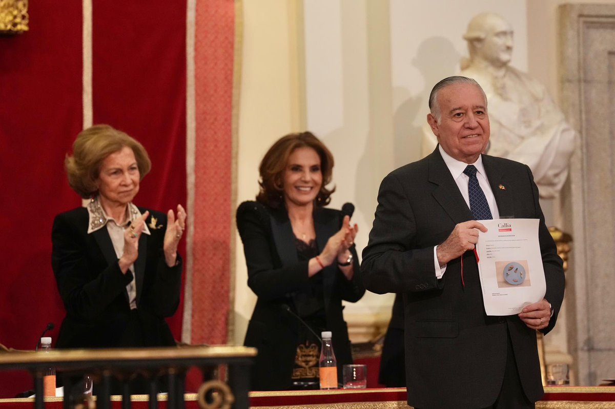 casademexicoesp's tweet photo. Valentín Diez Morodo recibe el Premio Iberoamericano de Mecenazgo 2023 por su labor filantrópica como Presidente de Fundación Casa de México en España de la mano de su majestad, la Reina Sofía. https://t.co/aTvkB0B6vB