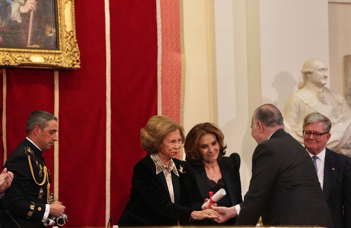 casademexicoesp's tweet photo. Valentín Diez Morodo recibe el Premio Iberoamericano de Mecenazgo 2023 por su labor filantrópica como Presidente de Fundación Casa de México en España de la mano de su majestad, la Reina Sofía. https://t.co/aTvkB0B6vB