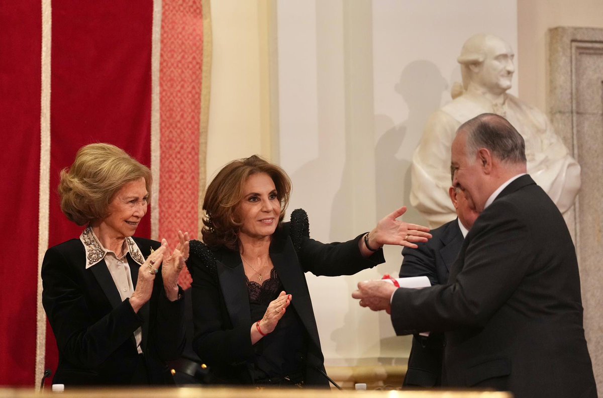 casademexicoesp's tweet photo. Valentín Diez Morodo recibe el Premio Iberoamericano de Mecenazgo 2023 por su labor filantrópica como Presidente de Fundación Casa de México en España de la mano de su majestad, la Reina Sofía. https://t.co/aTvkB0B6vB