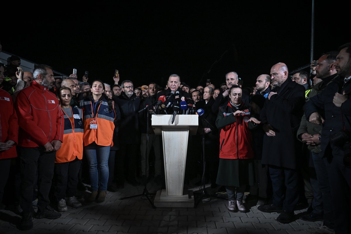 Cumhurbaşkanımız Recep Tayyip Erdoğan, MHP Genel Başkanı Devlet Bahçeli ile depremin merkez üssü Kahramanmaraş'ı ziyaret etti.