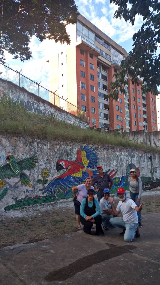 DiarioPrimicia's tweet photo. #ReportePRIMICIA | Rotary Salto Ángel  realiza el mural de tapas a la altura de la Avenida Las Américas de Puerto Ordaz a la altura del Hotel Dos Ríos.   

La obra tiene por nombre "Tú Decides" y hasta ahora han contabilizado 11 mil tapas plásticas. https://t.co/rdtUapxld4