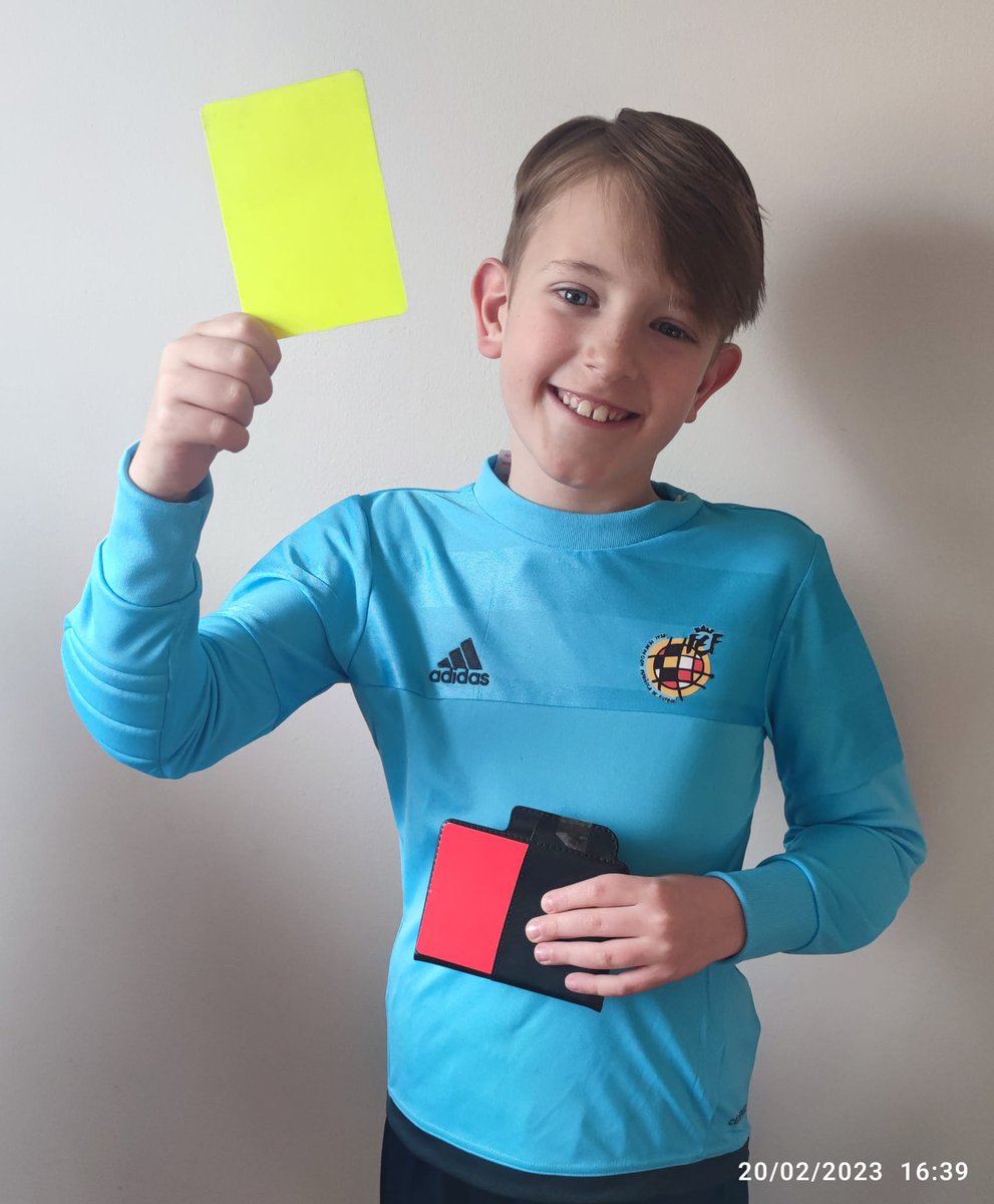 Su nombre es Izan Coronil, tiene 9 años y es de Zaragoza. ¿Su sueño? Ser árbitro. La edad mínima en Aragón para ingresar al colegio de árbitros es de 13 años. Me cuenta su padre Fernando que su hijo cuenta los días para imitar a sus ídolos. Paciencia Izan, ya eres de los nuestros