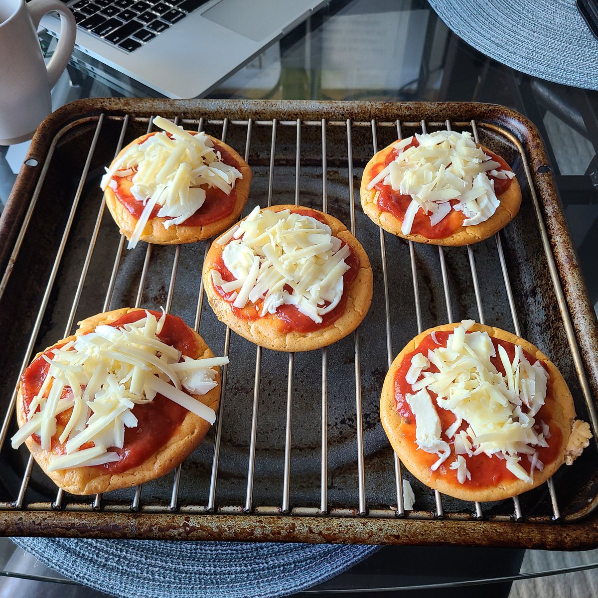 Martindavid2022's tweet photo. Cloud bread mini pizzas for Family Day snack 😍
Life is good. Yes it is 🥰
#familyday #longweekend #greatsnacks #cloudbread #eatwell #artofwellbeing https://t.co/jtLGfjb4Tx