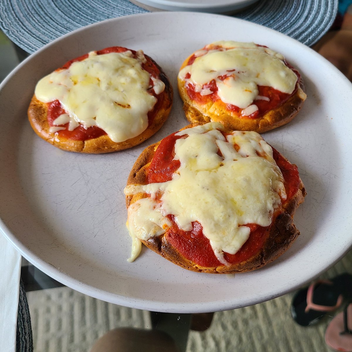 Martindavid2022's tweet photo. Cloud bread mini pizzas for Family Day snack 😍
Life is good. Yes it is 🥰
#familyday #longweekend #greatsnacks #cloudbread #eatwell #artofwellbeing https://t.co/jtLGfjb4Tx