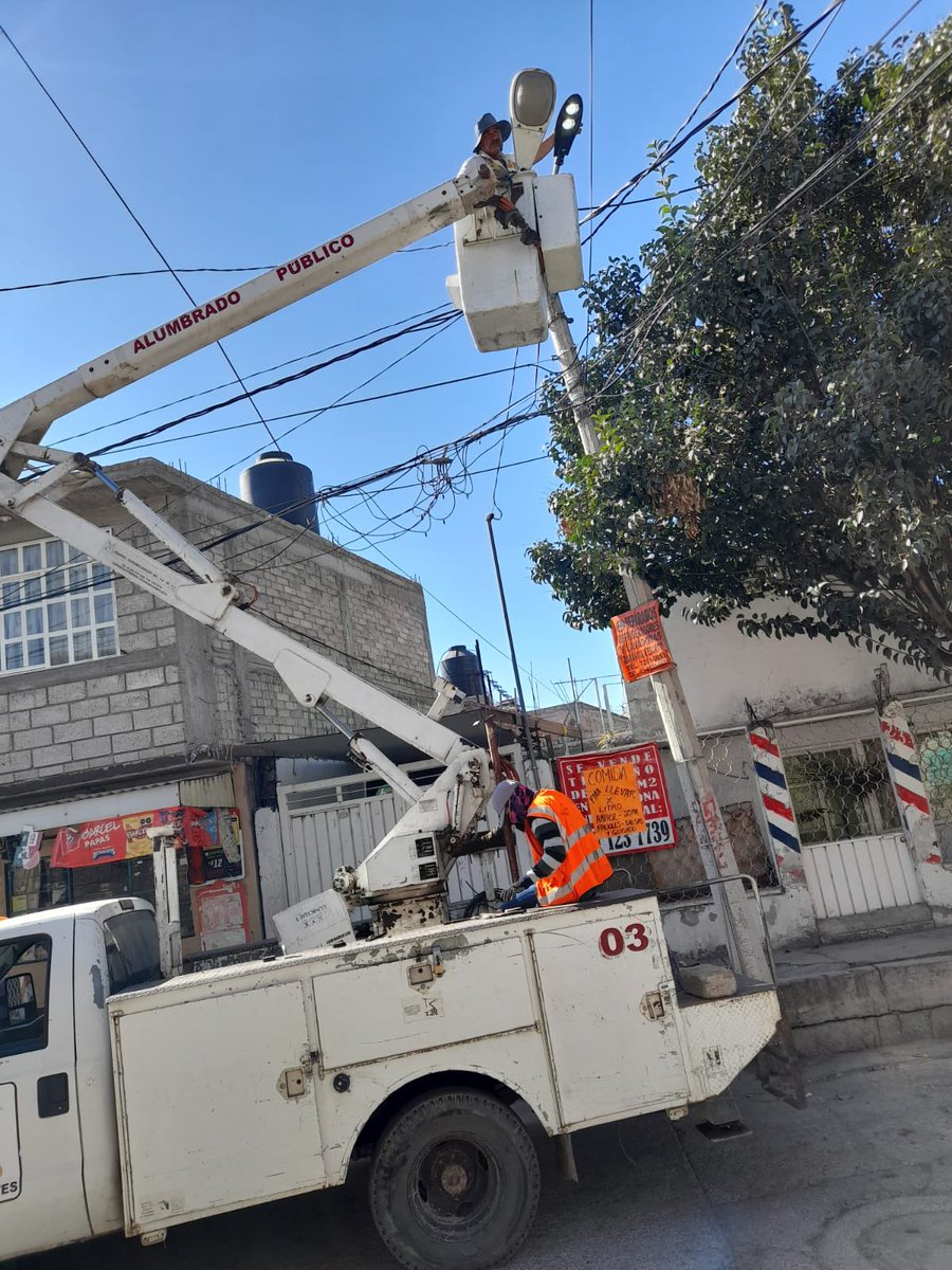 FelipeArvizu_'s tweet photo. Desde muy temprano el equipo de trabajo de #AlumbradoPublico de #Ixtapluca esta en las Col.Chocolines y Col.ValleVerde para sustituir y dar mantenimiento a luminarias en las calles, para así poder vivir con seguridad y tranquilidad.#AccionesFuertes #UnMejorIxtapaluca #FelizLunes https://t.co/JRFBKTGYgd
