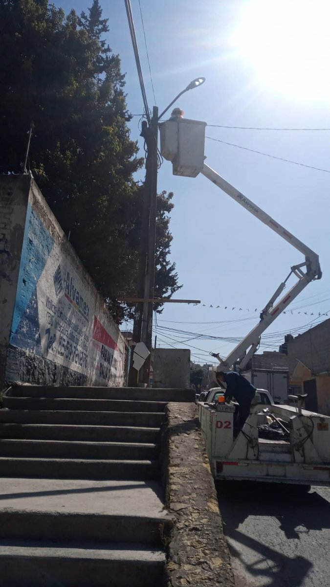 FelipeArvizu_'s tweet photo. Desde muy temprano el equipo de trabajo de #AlumbradoPublico de #Ixtapluca esta en las Col.Chocolines y Col.ValleVerde para sustituir y dar mantenimiento a luminarias en las calles, para así poder vivir con seguridad y tranquilidad.#AccionesFuertes #UnMejorIxtapaluca #FelizLunes https://t.co/JRFBKTGYgd