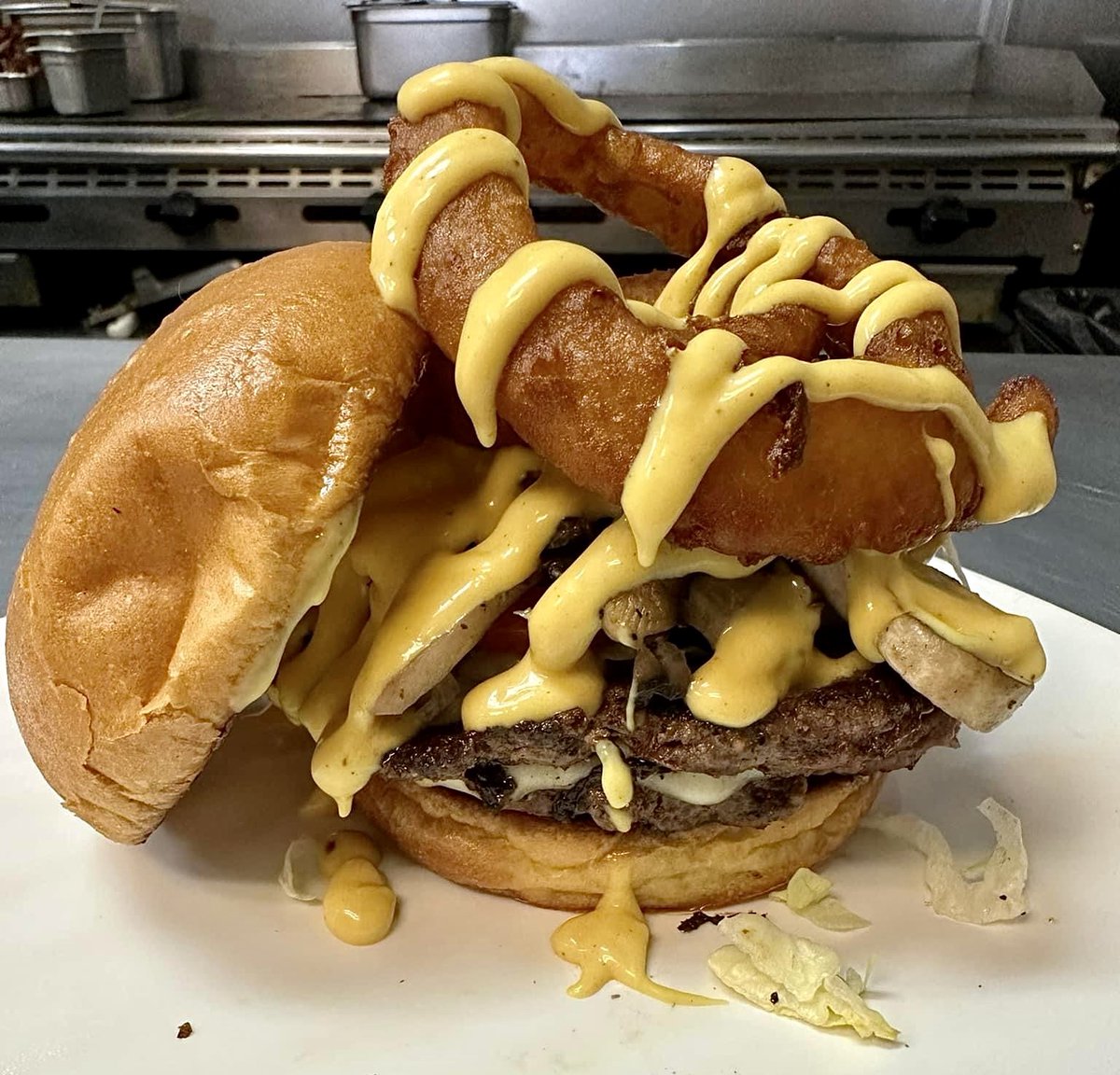 Look 👀 what we have for you at @bethsburgerbar in #LakeCay this week!!

🍔Single burger
🧀Provolone
🍄Mushrooms
⭕️-Ring
🥬Lettuce
🍅Tomato
🍯Honey mustard

This week one, $8.45!!

#bethsburgerbar
#onegirlbeatsfiveguys
