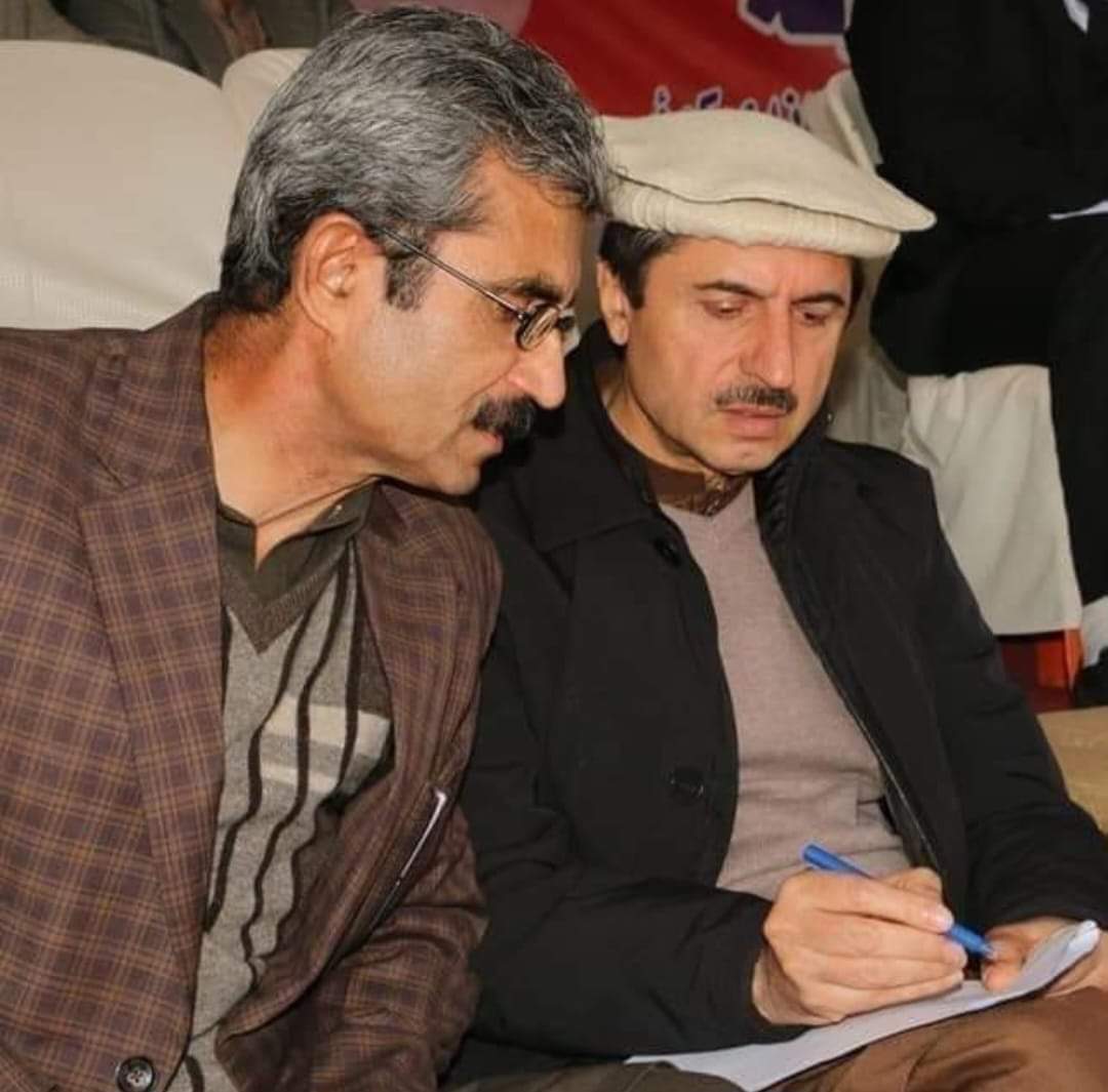 MalakShoaibkak1's tweet photo. Faqir khushal kasi provincial  secretary pkmap issued legal notice against  daily jung, daily mushriq and others news papers  through Aurangzaib advocate deputy secretary pshtoonkhwa map lawyer unint.
#KhushalOurPride https://t.co/uKcTx3vIyB