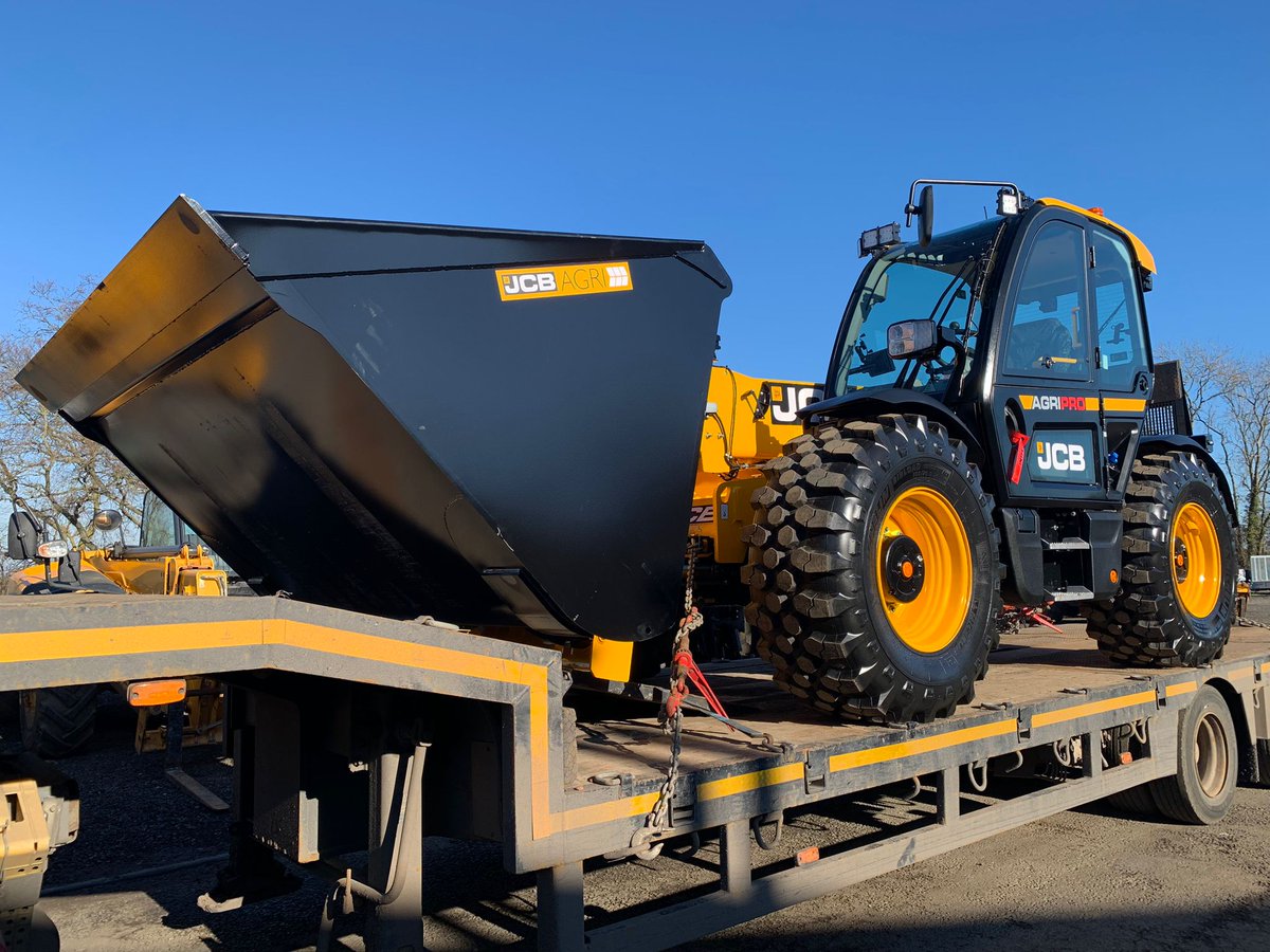 OliverLandpower's tweet photo. A new @JCBagriculture 542-70 AGRO PRO sparkling in the sun leaving Oliver Landpower Stratford for delivery with a new JCB Attachments bucket. #olivers #oliverlandpower #jcb #agripro #jcbattachments https://t.co/GY0HnJuUUl