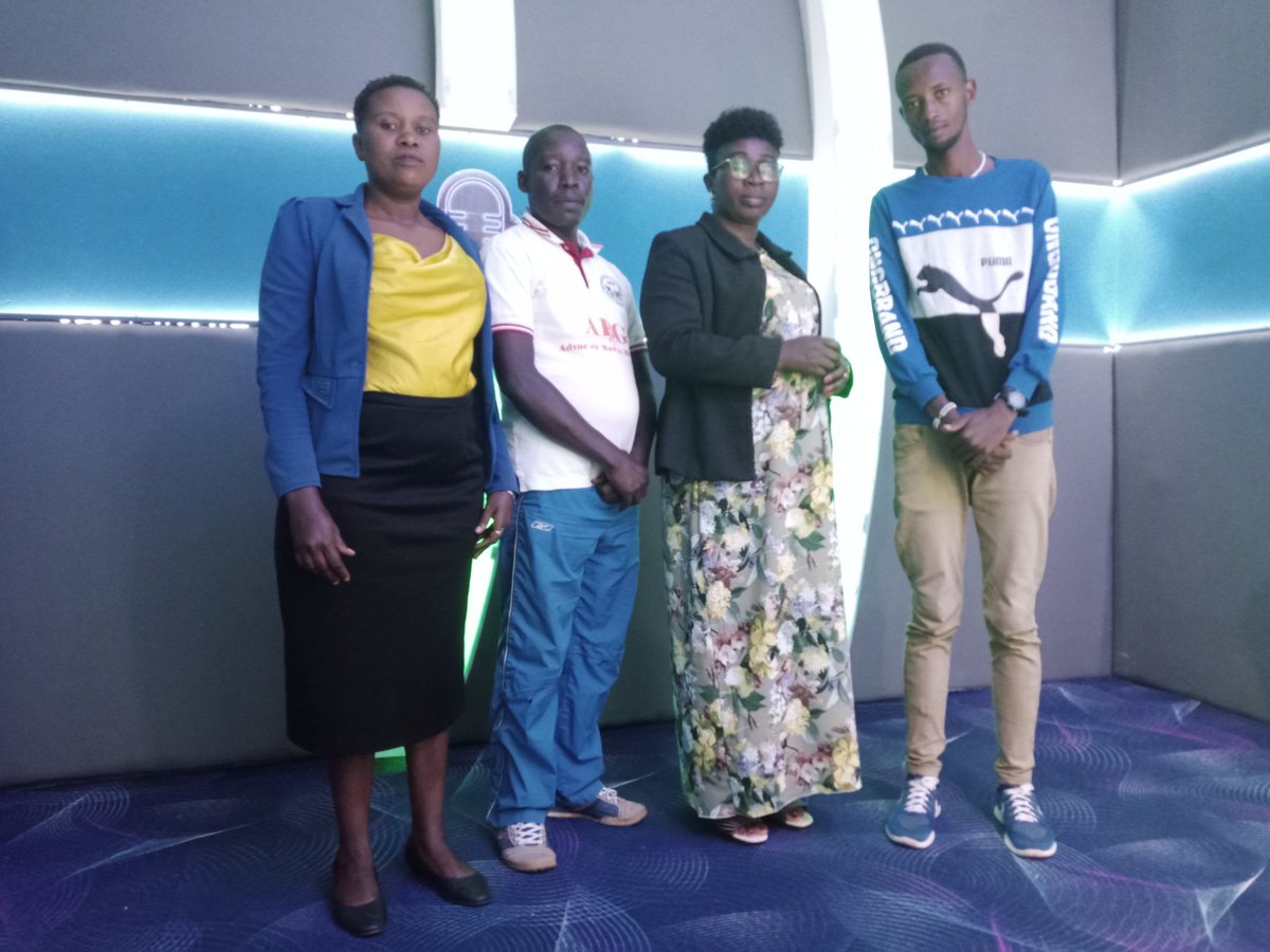 Tabemmerencie1's tweet photo. Kuri uyu wa mbere igenekerezo rya 20 ruhuhuma 2023, Bulamatari w'intara ya Ruyigi yangendeye iradiyo "Agaseke FM" iherutse kwemererwa gukora,bakaba bari mu bikorwa vy'ibanze vyo kumenyereza bongera bakurikirana neza ko amajwi asohoka ashikira neza  abayikurikirana. https://t.co/dbCcc39rQo