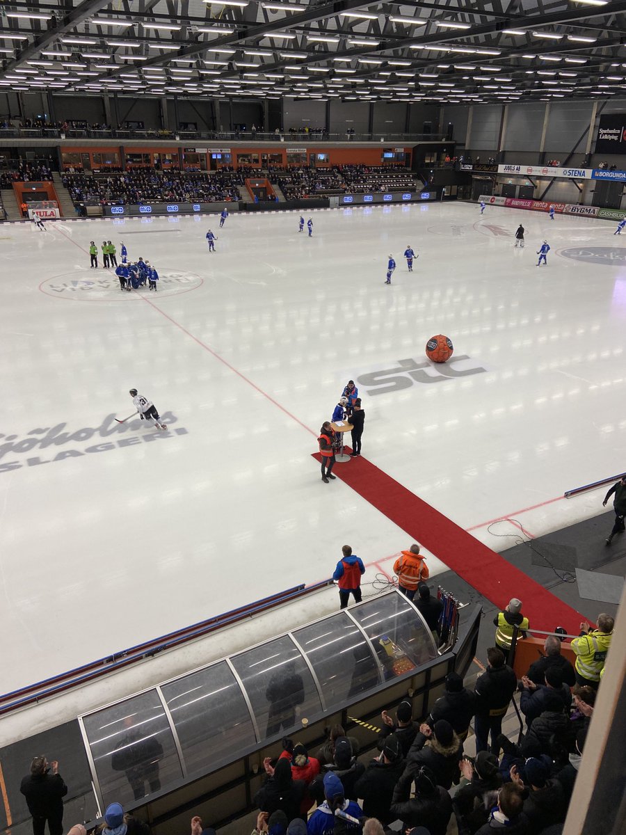 Så här kan man också presentera en kontraktsförlängning.
Christoffer Edlund fortsätter i Villa.
Kvartsfinalen mot Sirius ⁦<a href="/Radiosporten/">Radiosporten</a>⁩ i P 4