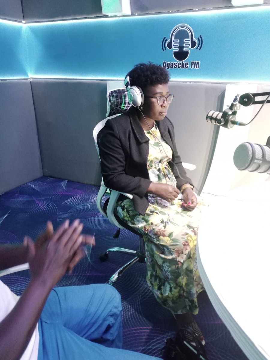 Tabemmerencie1's tweet photo. Kuri uyu wa mbere igenekerezo rya 20 ruhuhuma 2023, Bulamatari w'intara ya Ruyigi yangendeye iradiyo "Agaseke FM" iherutse kwemererwa gukora,bakaba bari mu bikorwa vy'ibanze vyo kumenyereza bongera bakurikirana neza ko amajwi asohoka ashikira neza  abayikurikirana. https://t.co/dbCcc39rQo