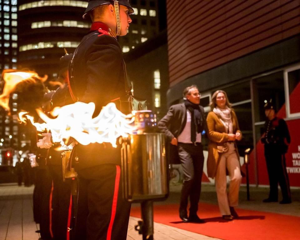 Fakkeldragers opgelet: bij <a href="/korpsmariniers/">Korps Mariniers</a> heb je soms de eer om #fakkeldrager te mogen zijn. Er zijn genoeg vacatures. Maar je moet wel lef tonen. En je zaakjes op orde!

Velen gingen u al voor, zoals op deze foto’s in 1965 (R’dam), 1977 (Breda), 2008 (Curacao) en 2022 (R’dam).