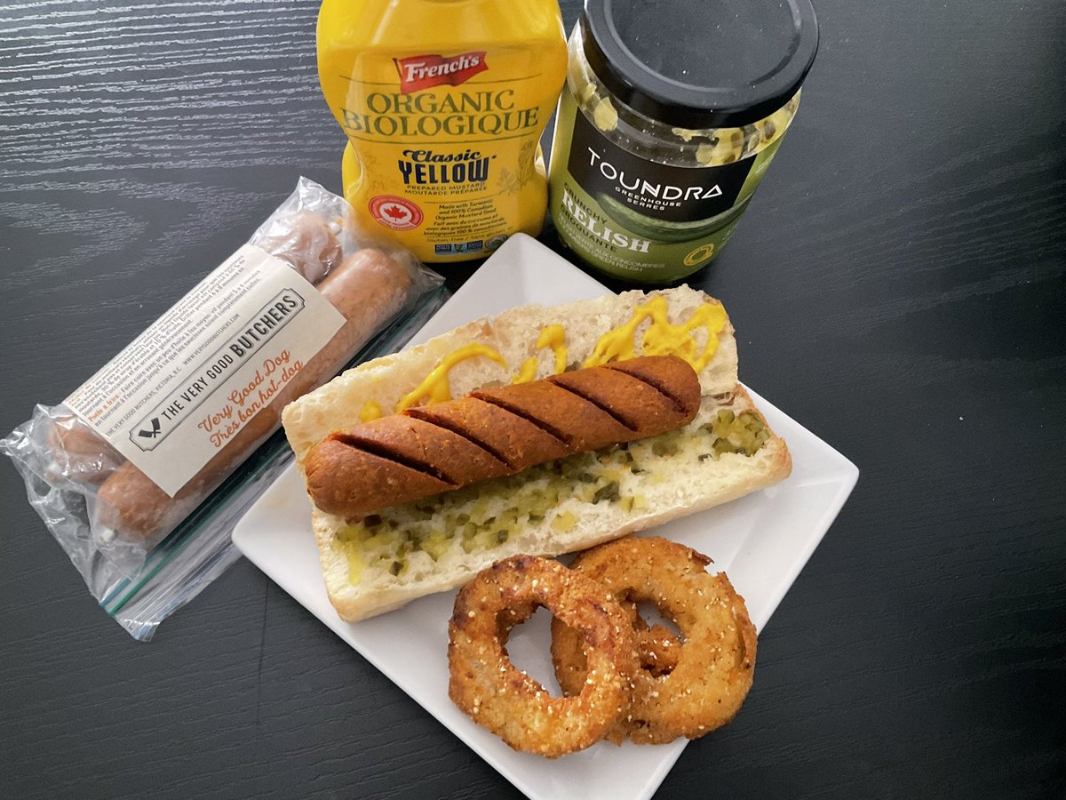 schmoozequeen's tweet photo. #Childhood Food Memories...
#Plantbased #HotDog with mustard, relish and side of #onionrings #Veganized #Healthier🌭#VeganDog #HotDawg
Normally I load my #VeggieDog with all the toppings
Keeping it nostalgically simple for #FamilyDay
#HappyFamilyDay2023
https://t.co/uyK65uq9eo https://t.co/EaiTAptrxm