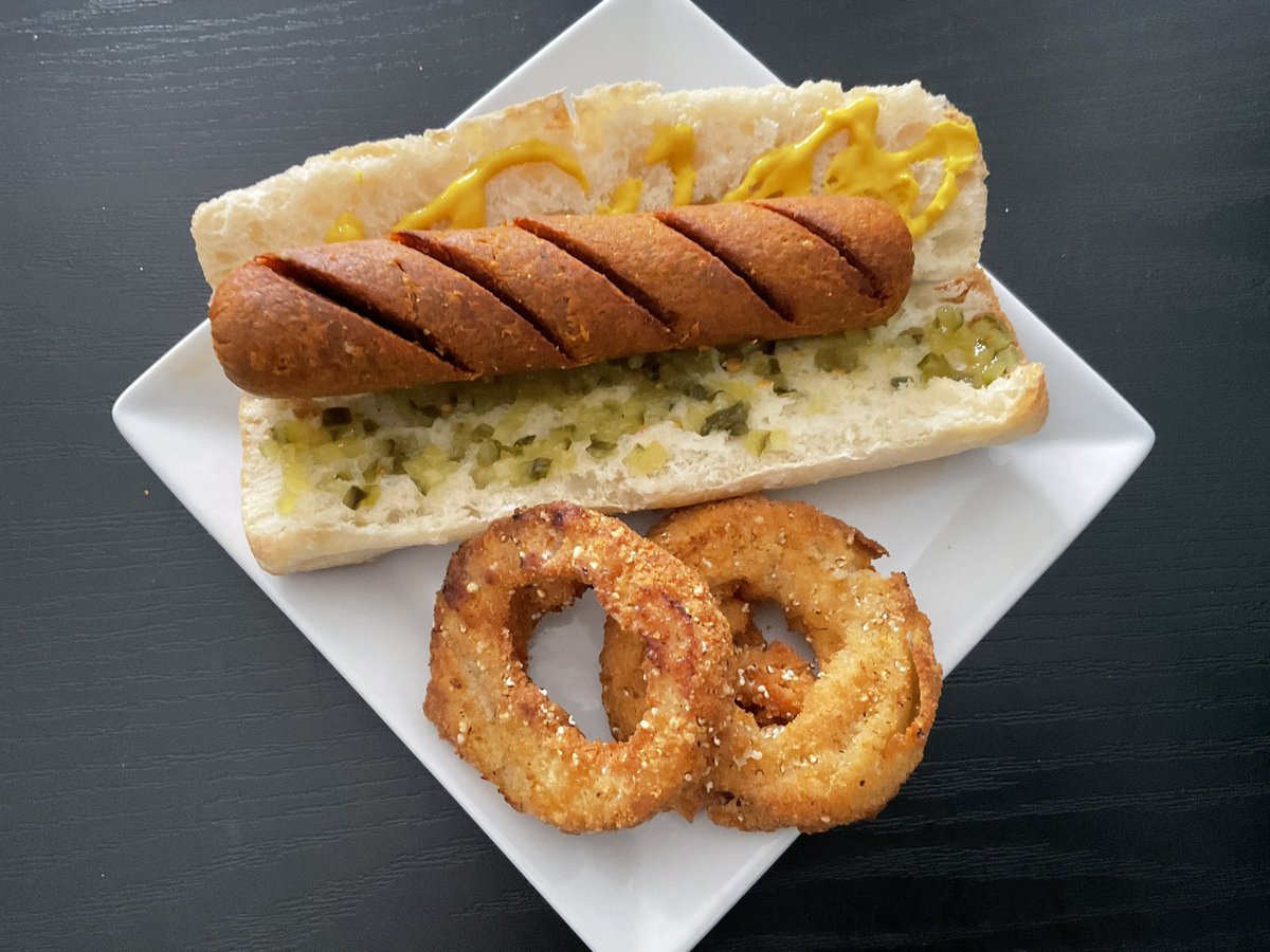 schmoozequeen's tweet photo. #Childhood Food Memories...
#Plantbased #HotDog with mustard, relish and side of #onionrings #Veganized #Healthier🌭#VeganDog #HotDawg
Normally I load my #VeggieDog with all the toppings
Keeping it nostalgically simple for #FamilyDay
#HappyFamilyDay2023
https://t.co/uyK65uq9eo https://t.co/EaiTAptrxm