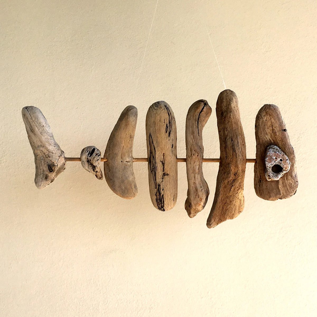 ecodecoroom's tweet photo. Driftwood fish sculpture - https://t.co/5NRioStTJX

#housewarming #entryway #coastaltropical #driftwoodmobile #fishoutdoordecor #fishwallhanging #nauticalwalldecor #fishgardendecor #fishsculpture https://t.co/VG8HR90vrU