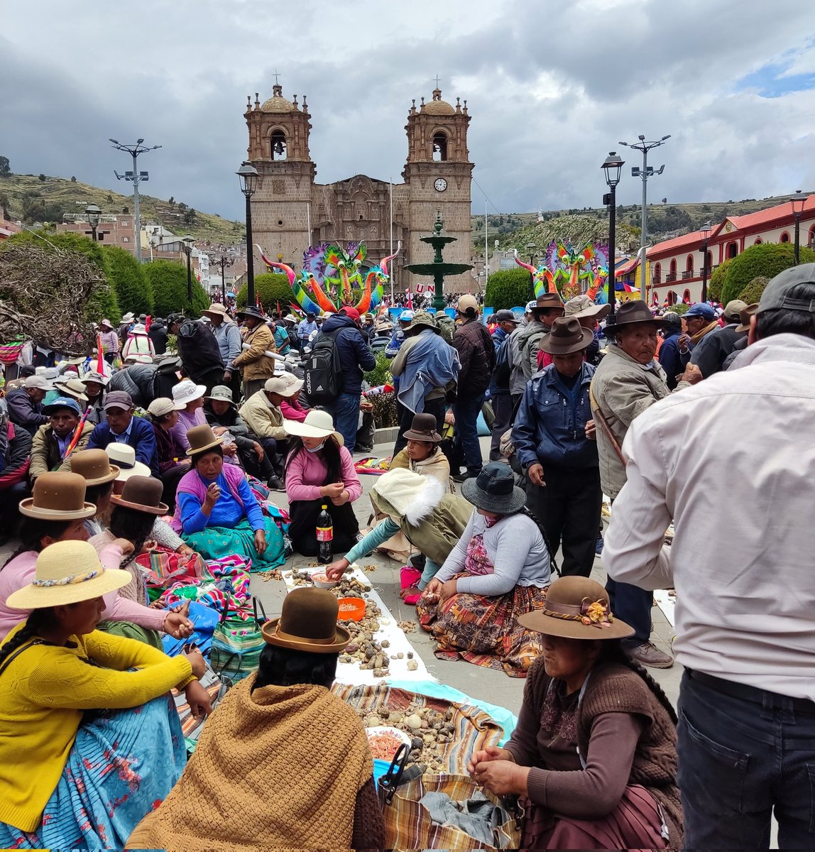 tikapuka's tweet photo. Aymaras (de comunidades lejanas a la capital puneña) y nuestros tenientes/as gobernadores (máximas autoridades) han llegado a Puno: 📣 ¡el paro no acabó! ¡Dina Boluarte asesina! Tantísima dignidad y fuerza. Muchas asambleas y se oye: ¡Janiwa democracixa! No hay democracia. https://t.co/dYHbMZoJrB