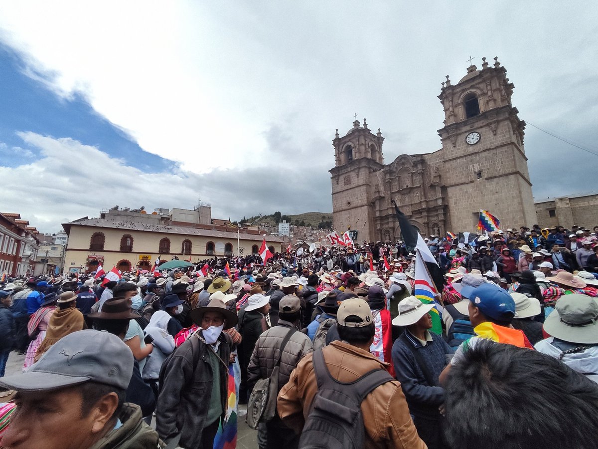 tikapuka's tweet photo. Aymaras (de comunidades lejanas a la capital puneña) y nuestros tenientes/as gobernadores (máximas autoridades) han llegado a Puno: 📣 ¡el paro no acabó! ¡Dina Boluarte asesina! Tantísima dignidad y fuerza. Muchas asambleas y se oye: ¡Janiwa democracixa! No hay democracia. https://t.co/dYHbMZoJrB